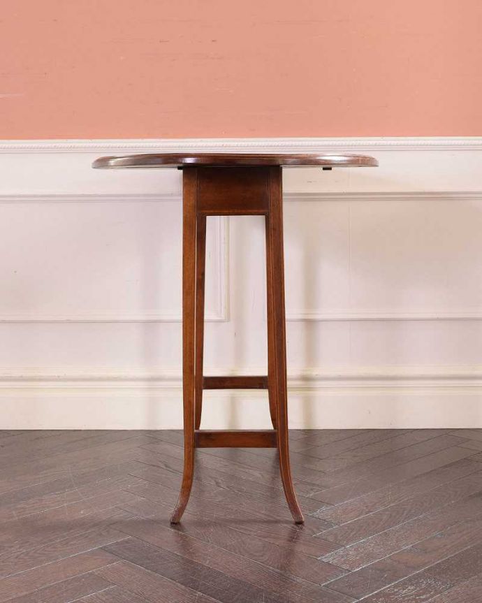 アンティークのテーブル　アンティーク家具　便利なアンティーク家具、３WAYで楽しめる小さなバタフライテーブル（伸張式テーブル）。天板を開くとこんな感じ回転させた脚で天板を支えてくれます。(k-2000-f)