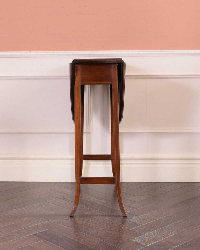 アンティークのテーブル　アンティーク家具　便利なアンティーク家具、３WAYで楽しめる小さなバタフライテーブル（伸張式テーブル）。横から見てもステキ閉じるとこんなにコンパクトになるので、壁に付けて片付けることも可能です。(k-2000-f)