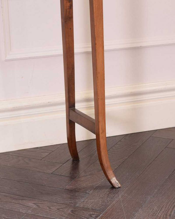 アンティークのテーブル　アンティーク家具　便利なアンティーク家具、３WAYで楽しめる小さなバタフライテーブル（伸張式テーブル）。持ち上げなくても移動できます！Handleのアンティークは、脚の裏にフェルトキーパーをお付けしていますので、持ち上げなくても床を滑らせて移動させることが出来ます。(k-2000-f)