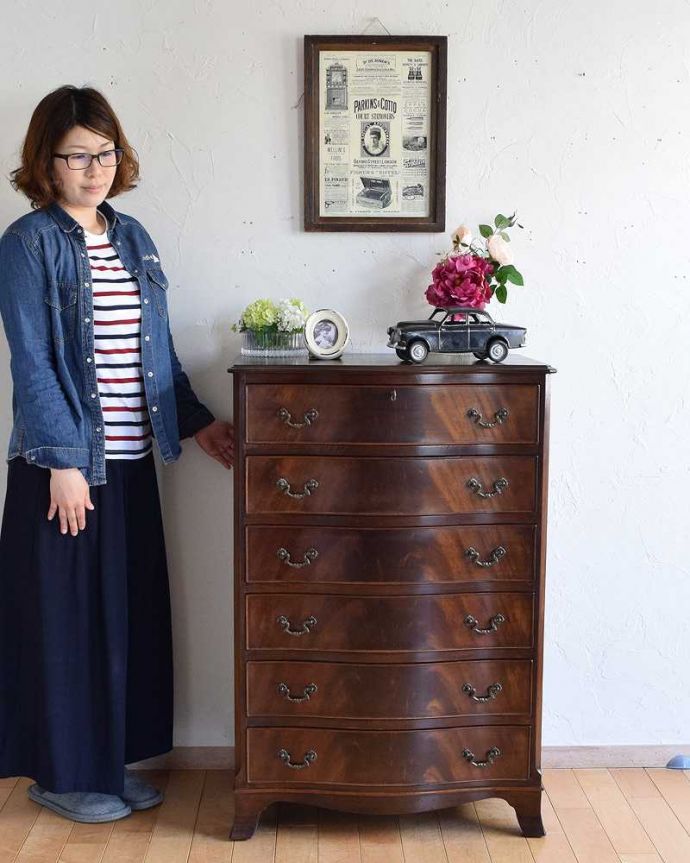 アンティークのチェスト　アンティーク家具　上品な英国スタイル、美しいマホガニー材のチェストオブドロワーズ（６段） 。大人の雰囲気漂う人気の英国チェストシンプルなデザインだからこそ木目の美しさが際立つチェスト。(k-2001-f)