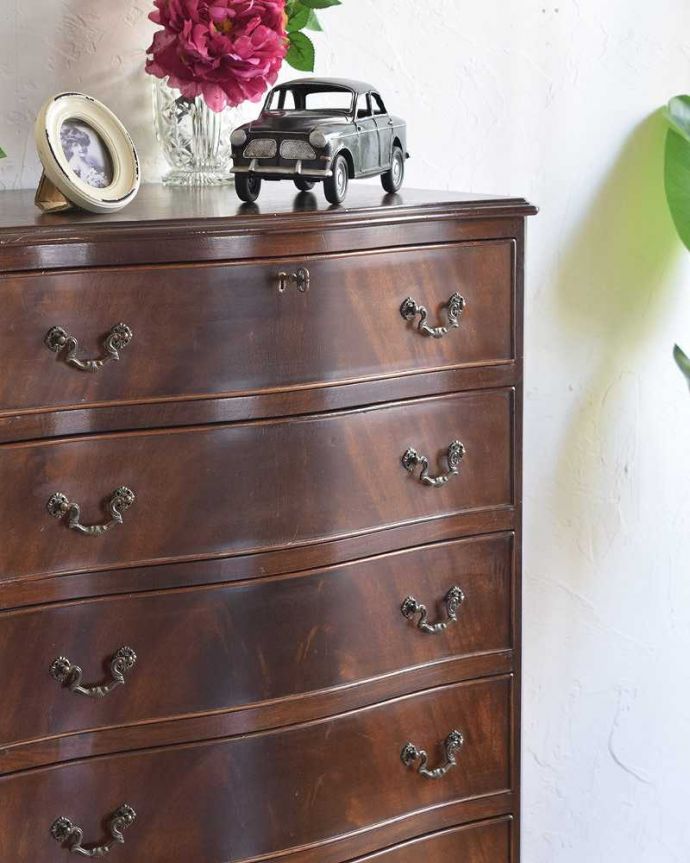 アンティークのチェスト　アンティーク家具　上品な英国スタイル、美しいマホガニー材のチェストオブドロワーズ（６段） 。アンティークだから手に入る質の良さ現代では手に入れることが出来ない質のいい素材が使われているのもアンティーク家具の特長。(k-2001-f)