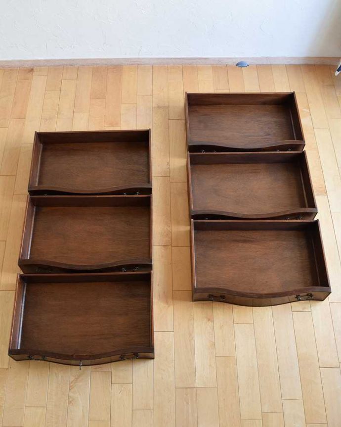 アンティークのチェスト　アンティーク家具　上品な英国スタイル、美しいマホガニー材のチェストオブドロワーズ（６段） 。引き出しの中もキレイに修復しましたお洋服を入れてもいいように、引き出しの中も専門の職人が時間をかけてしっかり修復しました。(k-2001-f)