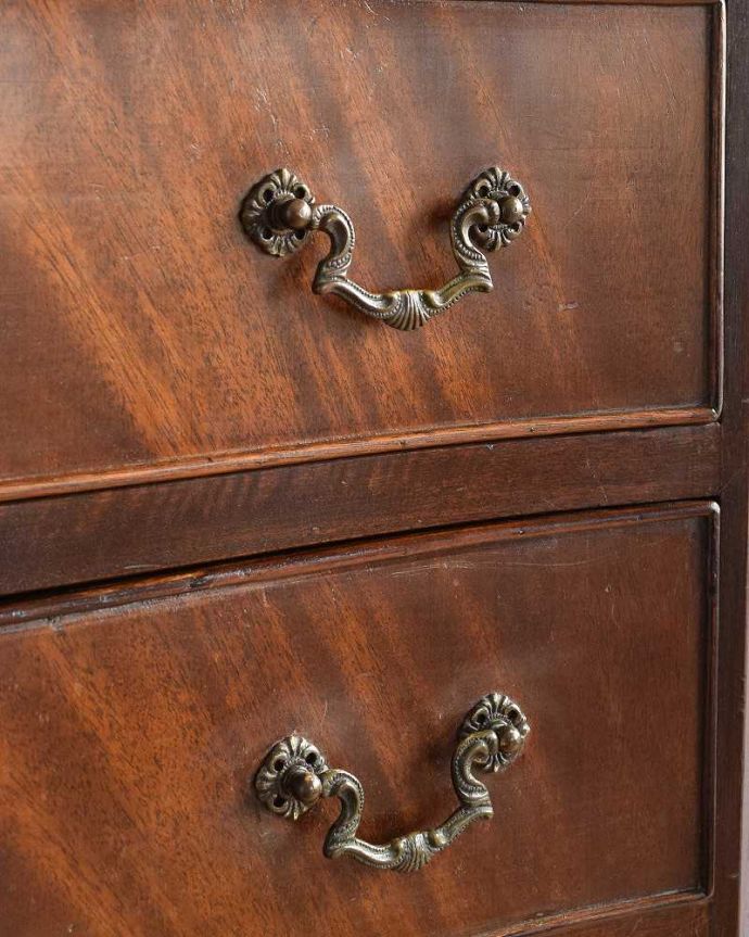 アンティークのチェスト　アンティーク家具　上品な英国スタイル、美しいマホガニー材のチェストオブドロワーズ（６段） 。アンティークらしい取っ手アンティーク家具は取っ手のデザインまで、なんだか高級感があるんですよね。(k-2001-f)
