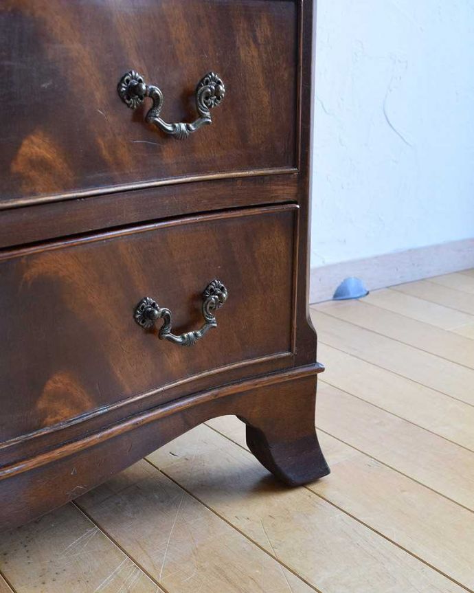 アンティークのチェスト　アンティーク家具　上品な英国スタイル、美しいマホガニー材のチェストオブドロワーズ（６段） 。女性1人でラクラク運べちゃう仕掛けHandleのアンティークは、脚の裏にフェルトキーパーをお付けしています。(k-2001-f)