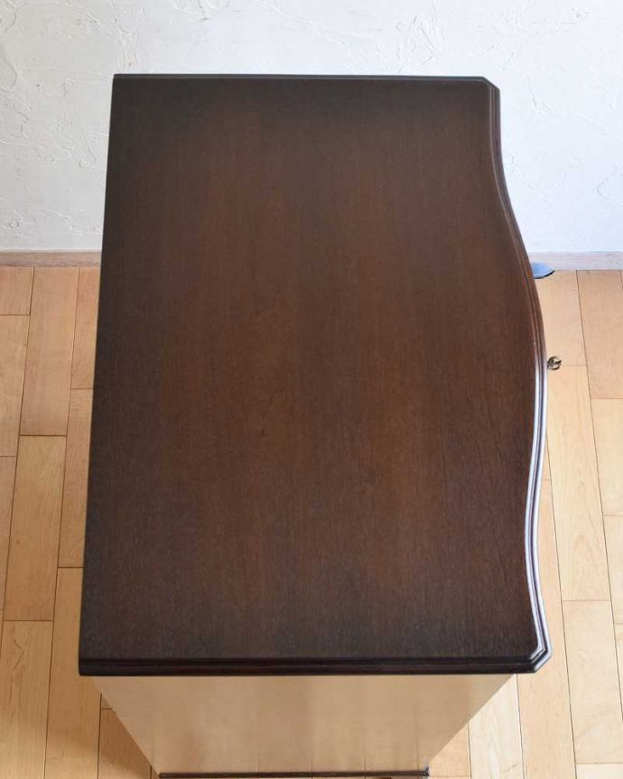 アンティークのチェスト　アンティーク家具　上品な英国スタイル、美しいマホガニー材のチェストオブドロワーズ（６段） 。ピカピカに仕上げましたHandleでは修復の時、天板の塗装も一度剥離してキレイに仕上げました。(k-2001-f)