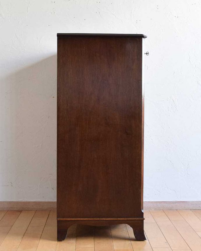 アンティークのチェスト　アンティーク家具　上品な英国スタイル、美しいマホガニー材のチェストオブドロワーズ（６段） 。横顔もキレイですどこから見られても絵になるスタイル。(k-2001-f)