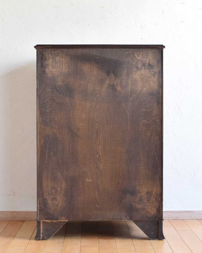 アンティークのチェスト　アンティーク家具　上品な英国スタイル、美しいマホガニー材のチェストオブドロワーズ（６段） 。後ろ姿も見て下さいアンティークは新品ではないので、もちろん経年変化によるキズはありますが、専門の職人が修復しました。(k-2001-f)