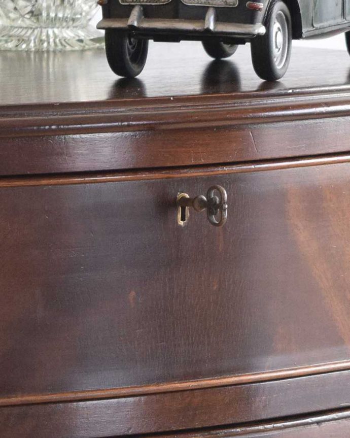 アンティークのチェスト　アンティーク家具　上品な英国スタイル、美しいマホガニー材のチェストオブドロワーズ（６段） 。大切なものも安心です引き出しにカギが付いているので、大切なものも収納することが出来ます。(k-2001-f)