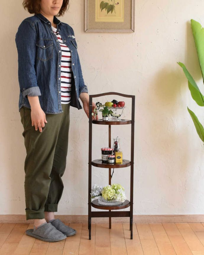 プランツスタンド・ケーキスタンド アンティーク家具 英国の本格アフタヌーンティーを自宅で気軽に楽しめる、マホガニー材のアンティークケーキスタンド 。英国アフタヌーンティーのために作られた家具19世紀末に屋外でのアフタヌーンティーを楽しむために作られた木製のケーキスタンド。(k-2003-f)