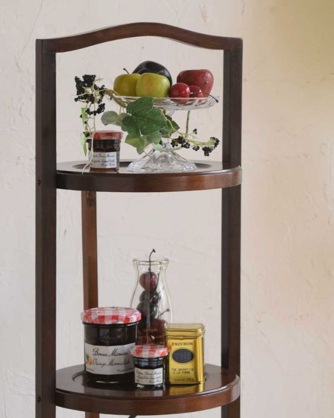 プランツスタンド・ケーキスタンド アンティーク家具 英国の本格アフタヌーンティーを自宅で気軽に楽しめる、マホガニー材のアンティークケーキスタンド 。自分流の使い方で自由に楽しめますもともとお皿を乗せて運んで使っていた小さなアンティーク家具。(k-2003-f)