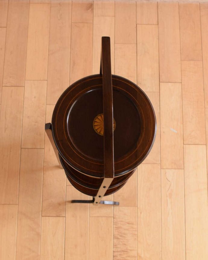 プランツスタンド・ケーキスタンド アンティーク家具 英国の本格アフタヌーンティーを自宅で気軽に楽しめる、マホガニー材のアンティークケーキスタンド 。上から見るとこんな感じ小さくても、もちろん専門の職人がしっかり修復したのでピッカピカです。(k-2003-f)