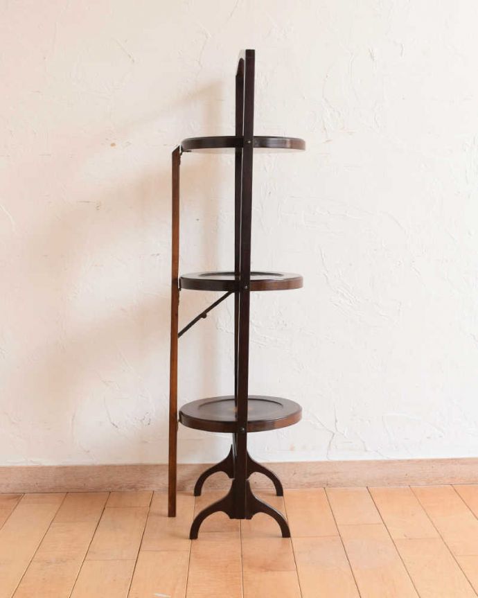 プランツスタンド・ケーキスタンド アンティーク家具 英国の本格アフタヌーンティーを自宅で気軽に楽しめる、マホガニー材のアンティークケーキスタンド 。横から見るとこんな形アンティークは新品ではないので、経年変化によるキズはありますが、専門の職人がしっかり修復したのでキレイです。(k-2003-f)
