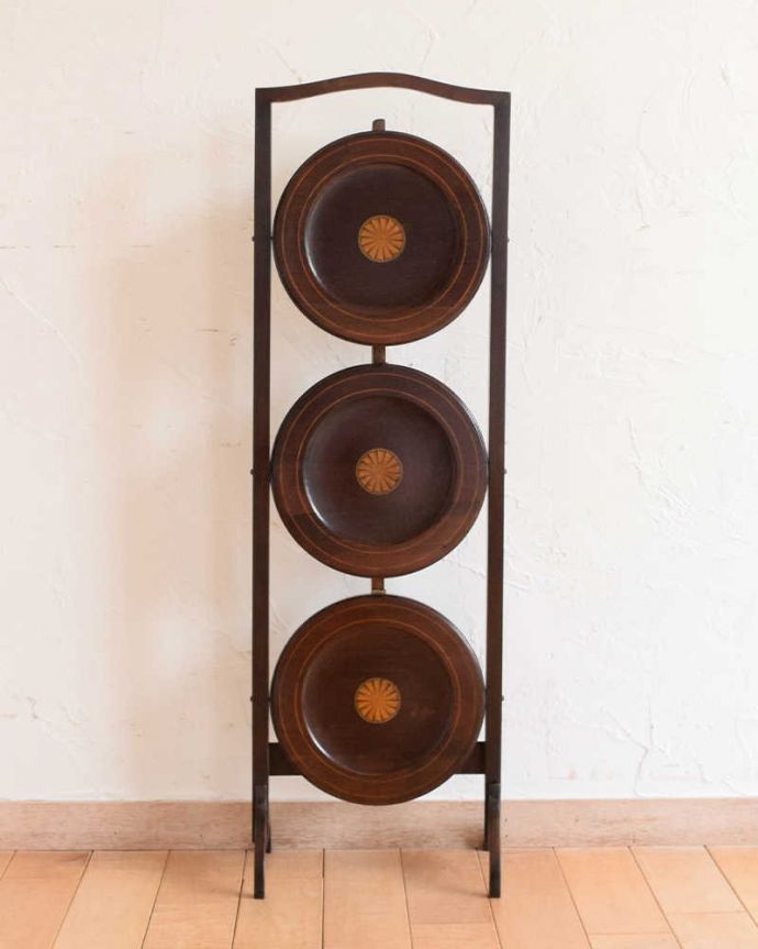 プランツスタンド・ケーキスタンド アンティーク家具 英国の本格アフタヌーンティーを自宅で気軽に楽しめる、マホガニー材のアンティークケーキスタンド 。畳むとこんなにコンパクト正面から見るとスクリーンのように見える姿もなんだか上品です。(k-2003-f)
