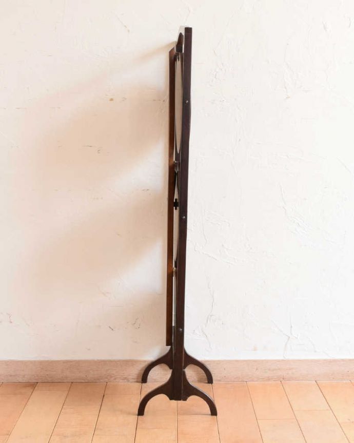 プランツスタンド・ケーキスタンド アンティーク家具 英国の本格アフタヌーンティーを自宅で気軽に楽しめる、マホガニー材のアンティークケーキスタンド 。こんなにコンパクト畳むとこんなにコンパクトなサイズになるので、狭い場所にも片付けられます。(k-2003-f)