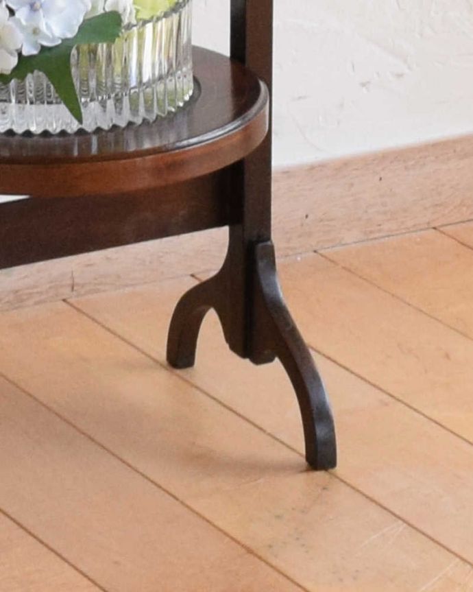 プランツスタンド・ケーキスタンド アンティーク家具 英国の本格アフタヌーンティーを自宅で気軽に楽しめる、マホガニー材のアンティークケーキスタンド 。Handleの家具の脚の裏には・・・フェルトキーパーを貼ってお送りしていますので引きずっても床にキズが付きません。(k-2003-f)