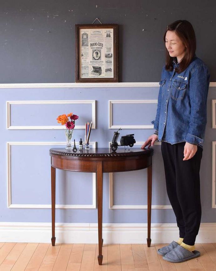 アンティーク家具 マホガニー材のカードテーブル(ゲームテーブル)サイズが変わるアンティーク英国家具。壁からお部屋を彩ってくれるアンティーク家具ハーフムーン型の天板も引き出しもどっちも主役のゲームテーブル。(k-2004-f)