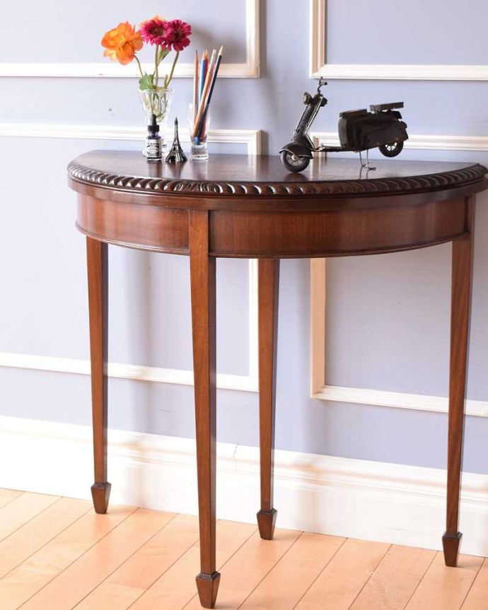 アンティーク家具 マホガニー材のカードテーブル(ゲームテーブル)サイズが変わるアンティーク英国家具。アンティークらしい華やかなデザイン優雅なデザインのアンティーク家具は、壁の前に置くだけで、お部屋の中がグンッと格上げされます。(k-2004-f)