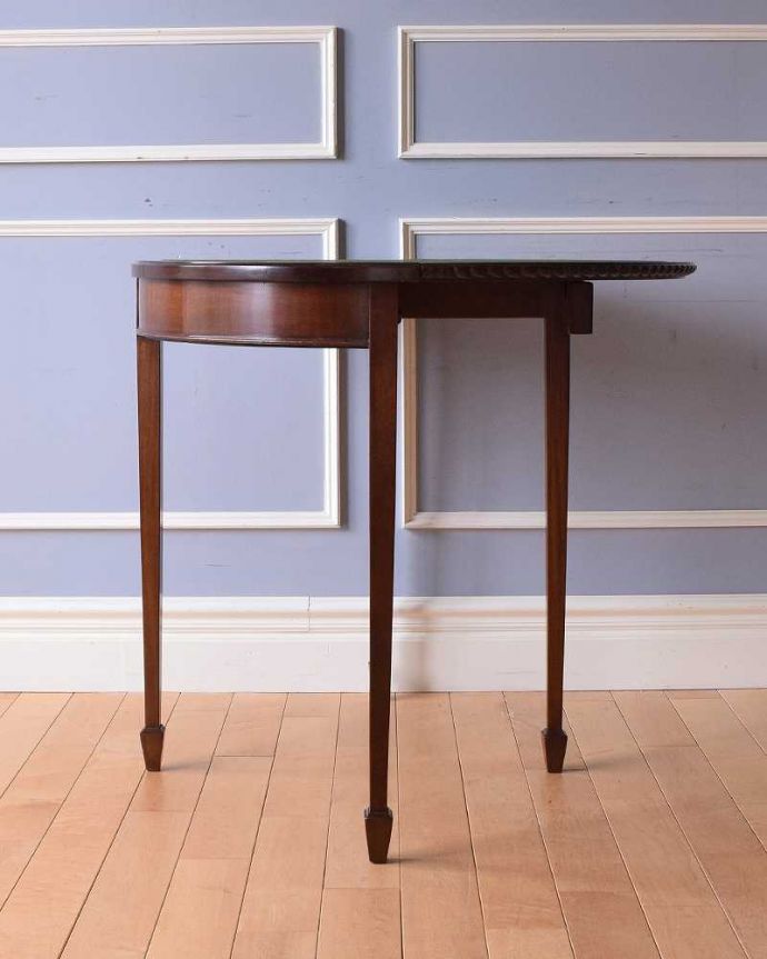 アンティーク家具 マホガニー材のカードテーブル(ゲームテーブル)サイズが変わるアンティーク英国家具。天板を開くと見え方も変わりますもちろん常に開いた状態でもお使いいただけます。(k-2004-f)