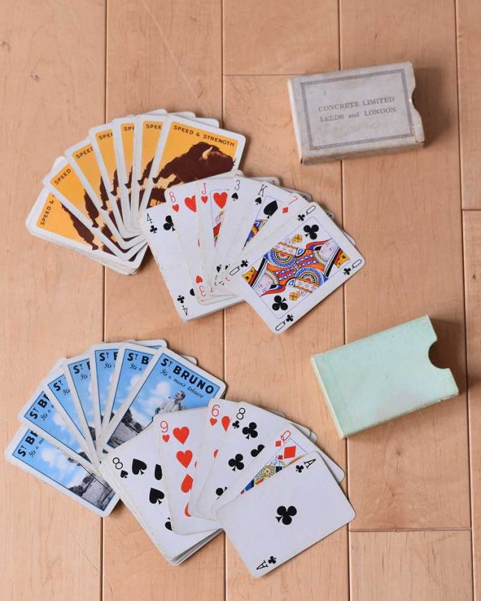 アンティーク家具 マホガニー材のカードテーブル(ゲームテーブル)サイズが変わるアンティーク英国家具。トランプが2個ついていましたアンティークらしい紙の風合いがおしゃれなトランプです。(k-2004-f)