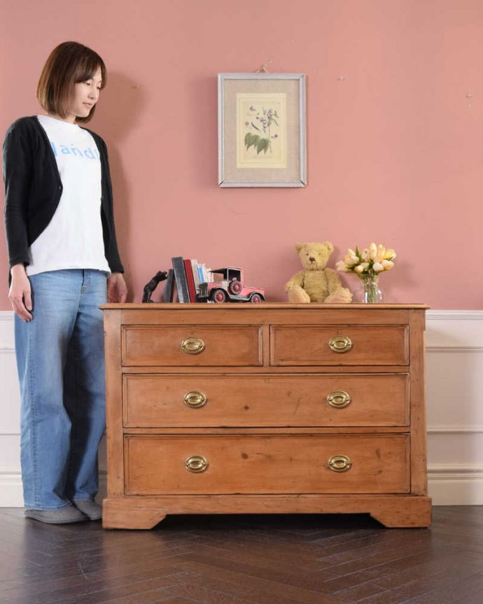 アンティークのチェスト　アンティーク家具　イギリスで見つけたアンティーク家具、オールドパインのチェスト。ほっこりとしたあたたかみが感じられるチェスト最近はなかなか見つけることが出来なくなってきたオールドパイン材のチェスト。(k-2005-f)