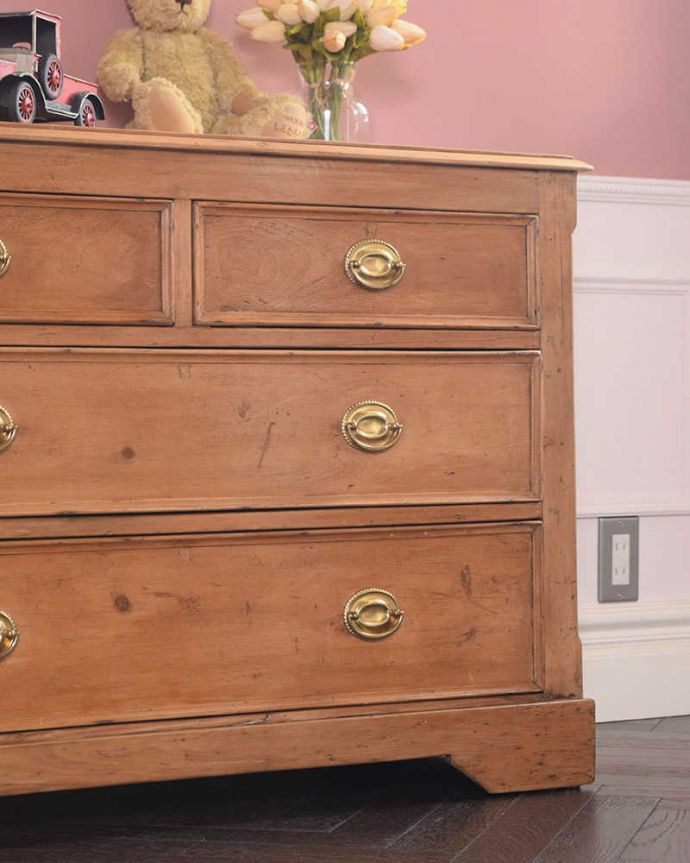 アンティークのチェスト　アンティーク家具　イギリスで見つけたアンティーク家具、オールドパインのチェスト。独創的なデザイン＆木目が魅了してくれますオールドパイン材の家具は、何と言っても木目の節が特徴的。(k-2005-f)
