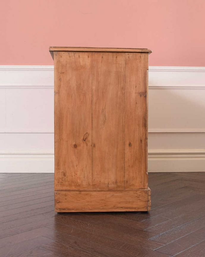 アンティークのチェスト　アンティーク家具　イギリスで見つけたアンティーク家具、オールドパインのチェスト。横から見てもキレイですもちろん、横顔だってキレイ！どこから見ても絵になります。(k-2005-f)