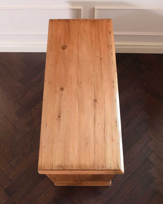 アンティークのチェスト　アンティーク家具　イギリスで見つけたアンティーク家具、オールドパインのチェスト。ピカピカに仕上げました修復の時、天板もキレイに仕上げました。(k-2005-f)