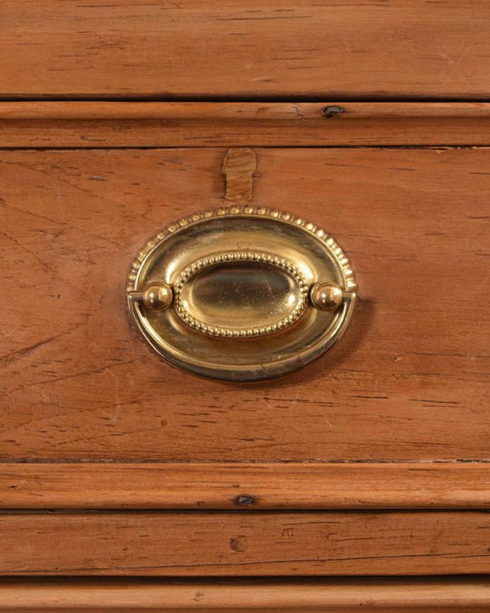 アンティークのチェスト　アンティーク家具　イギリスで見つけたアンティーク家具、オールドパインのチェスト。こんな所もアンティークらしさアンティークらしい取っ手のデザイン。(k-2005-f)