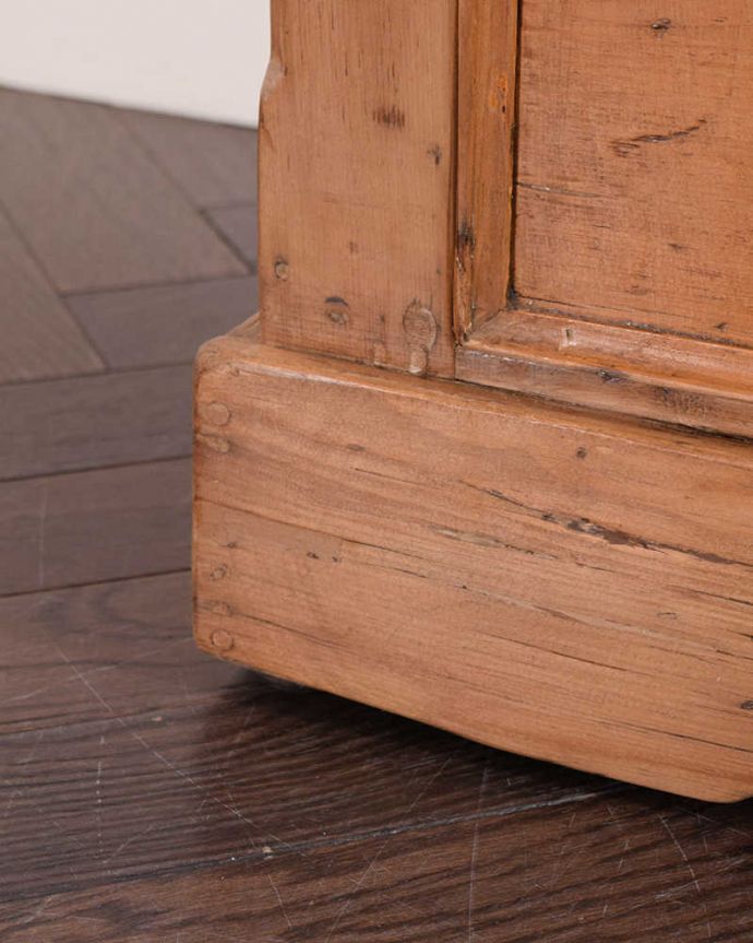 アンティークのチェスト　アンティーク家具　イギリスで見つけたアンティーク家具、オールドパインのチェスト。女性1人でラクラク運べちゃう仕掛けHandleのアンティークは、脚の裏にフェルトキーパーをお付けしています。(k-2005-f)