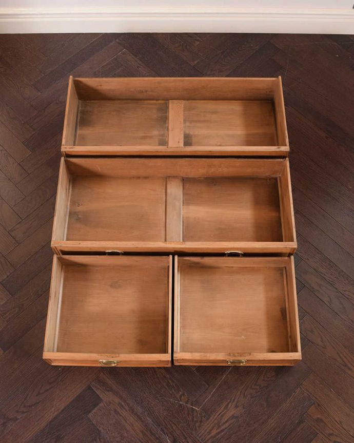 アンティークのチェスト　アンティーク家具　イギリスで見つけたアンティーク家具、オールドパインのチェスト。実は、すっごく時間がかかっていますオールドパイン材の家具は、とにかく引き出しの中を直すのに手間暇をかけています。(k-2005-f)