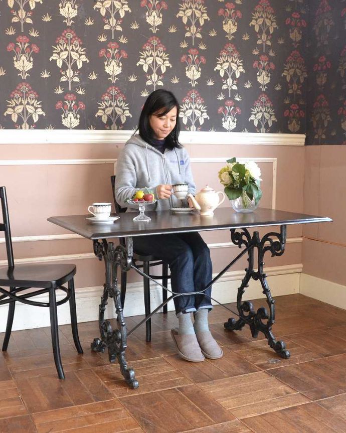 アンティークのテーブル アンティーク家具 アンティーク輸入家具、アイアン脚がお洒落なイギリスらしいパブテーブル。アイアンが作り出した曲線が美しいアンティーク優雅な曲線が描き出す美しさ。(k-2006-f)