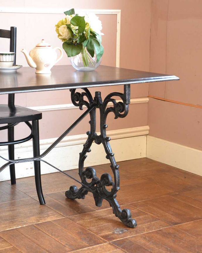 アンティークのテーブル アンティーク家具 アンティーク輸入家具、アイアン脚がお洒落なイギリスらしいパブテーブル。アンティークのアイアンが作り出す曲線美まだ機械が現代ほど発達していない時代に、職人さんはどうやって曲げたんだろう?と不思議になるくらいの美しさ。(k-2006-f)