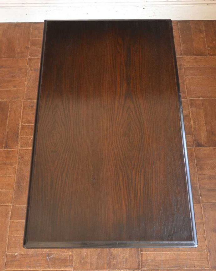 アンティークのテーブル アンティーク家具 アンティーク輸入家具、アイアン脚がお洒落なイギリスらしいパブテーブル。天板を上から見ると・・・天板は毎日使う場所だから専門の職人がしっかり修復しました。(k-2006-f)