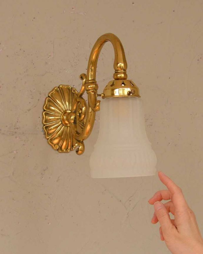 壁付けブラケット　照明・ライティング　真鍮が美しいアンティークウォールブラケット（Ｅ17シャンデリア球付）。。(k-2007-z)