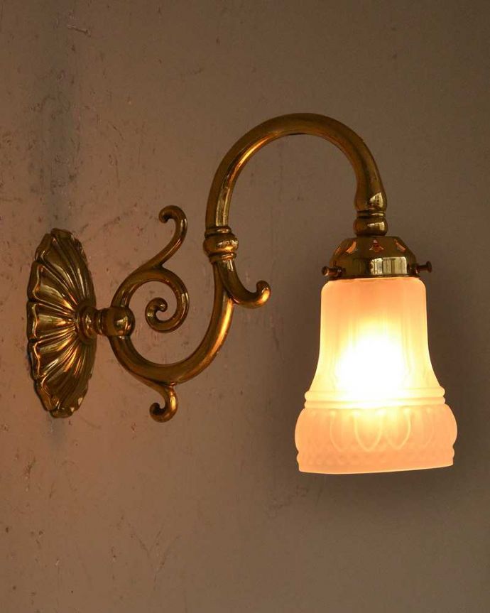 壁付けブラケット　照明・ライティング　真鍮が美しいアンティークウォールブラケット（Ｅ17シャンデリア球付）。。(k-2007-z)