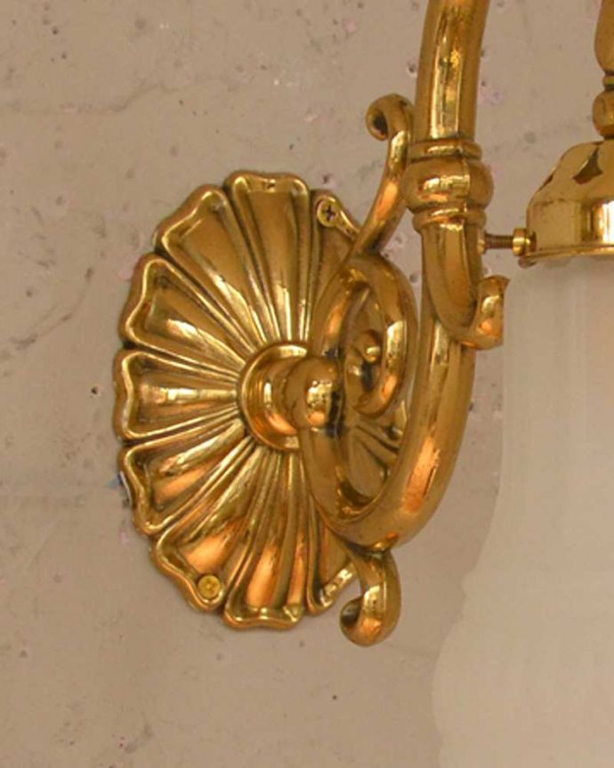 壁付けブラケット　照明・ライティング　真鍮が美しいアンティークウォールブラケット（Ｅ17シャンデリア球付）。。(k-2007-z)