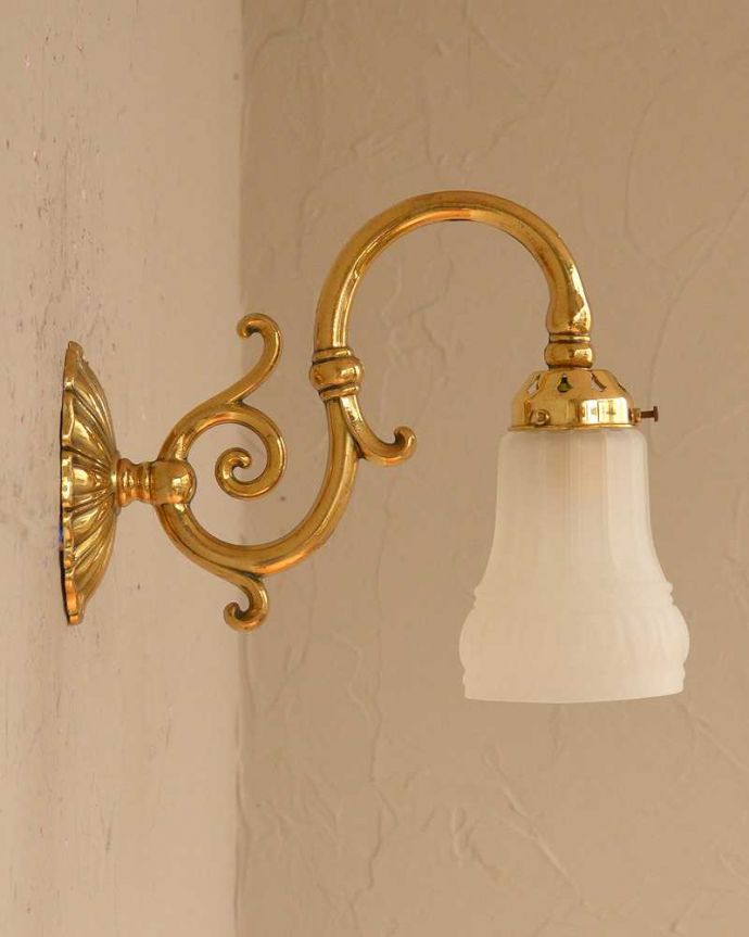 壁付けブラケット　照明・ライティング　真鍮が美しいアンティークウォールブラケット（Ｅ17シャンデリア球付）。。(k-2007-z)