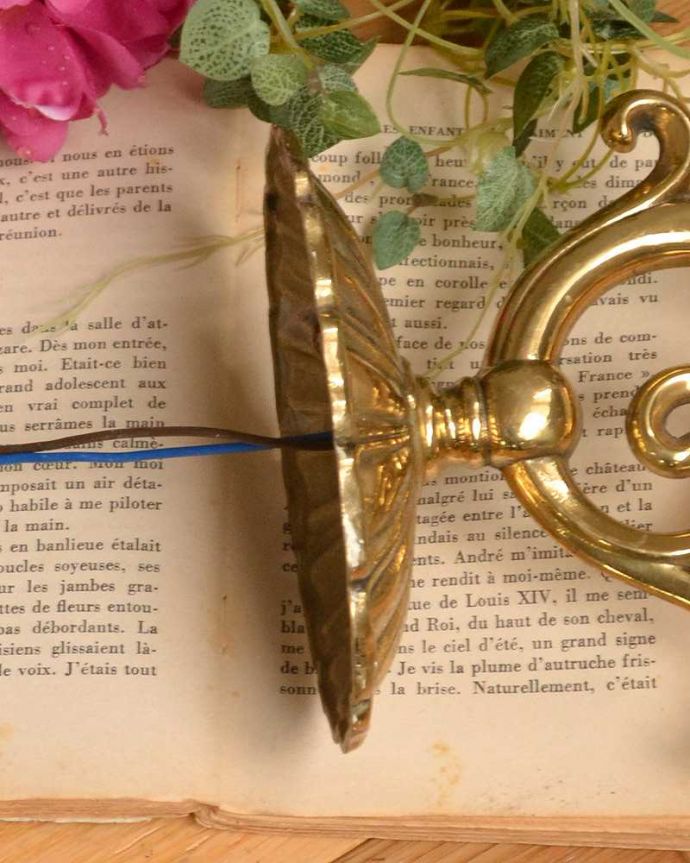 壁付けブラケット　照明・ライティング　真鍮が美しいアンティークウォールブラケット（Ｅ17シャンデリア球付）。。(k-2007-z)