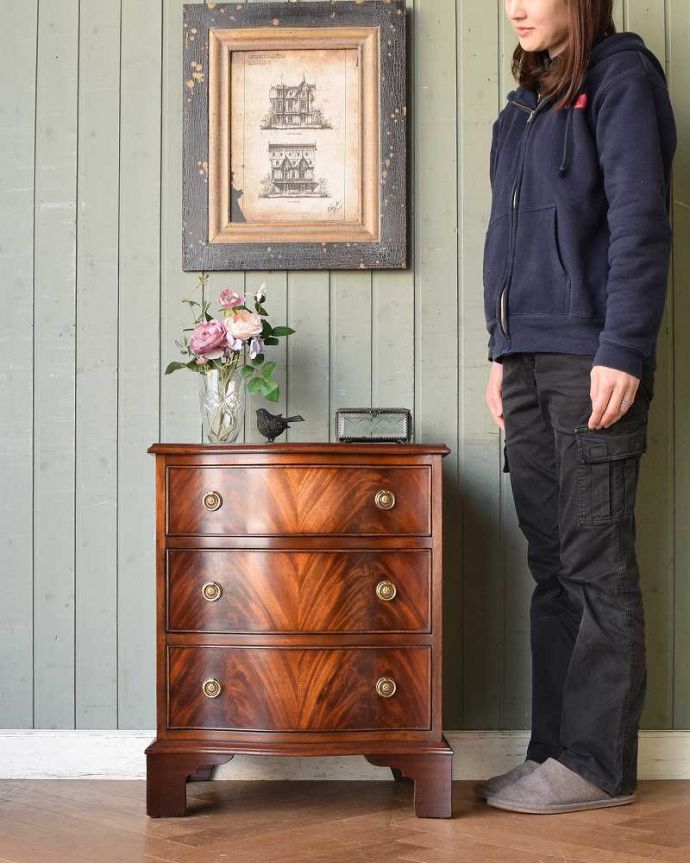アンティークのチェスト アンティーク家具 高級感のあるアンティーク家具、英国の小さな3段チェスト(ベッドサイドチェスト)。大人の雰囲気漂う人気の英国チェストシンプルなデザインだからこそ木目の美しさが際立つチェスト。(k-2008-f)