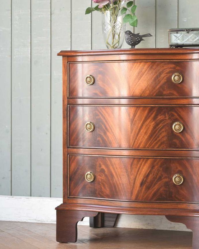 アンティークのチェスト アンティーク家具 高級感のあるアンティーク家具、英国の小さな3段チェスト(ベッドサイドチェスト)。アンティークだから手に入る質の良さ現代では手に入れることが出来ない質のいい素材が使われているのもアンティーク家具の特長。(k-2008-f)