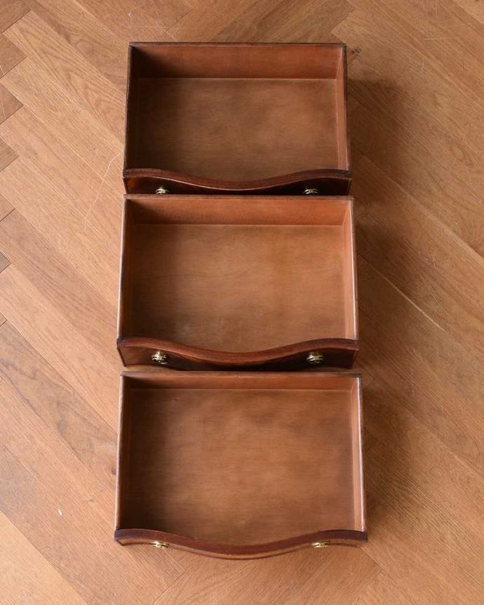 アンティークのチェスト アンティーク家具 高級感のあるアンティーク家具、英国の小さな3段チェスト(ベッドサイドチェスト)。引き出しの中もキレイに修復しましたお洋服を入れてもいいように、引き出しの中も専門の職人が時間をかけてしっかり修復しました。(k-2008-f)