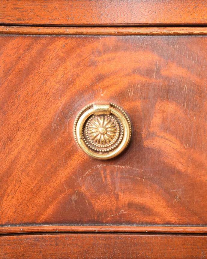 アンティークのチェスト アンティーク家具 高級感のあるアンティーク家具、英国の小さな3段チェスト(ベッドサイドチェスト)。アンティークらしい取っ手アンティーク家具は取っ手のデザインまで、なんだか高級感があるんですよね。(k-2008-f)