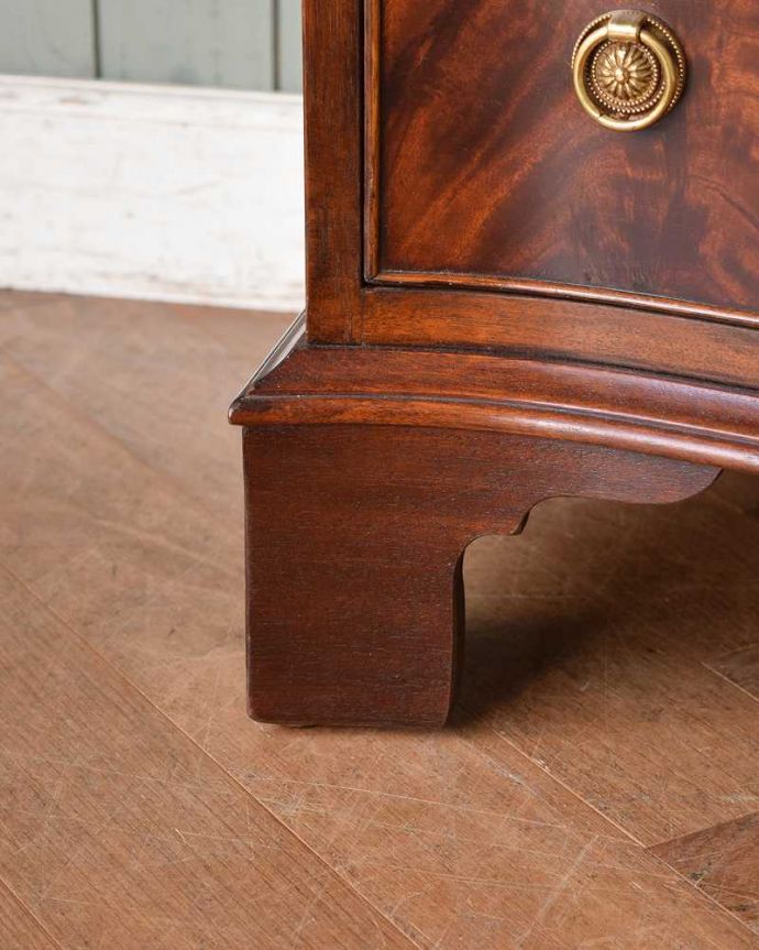 アンティークのチェスト アンティーク家具 高級感のあるアンティーク家具、英国の小さな3段チェスト(ベッドサイドチェスト)。女性1人でラクラク運べちゃう仕掛けHandleのアンティークは、脚の裏にフェルトキーパーをお付けしています。(k-2008-f)