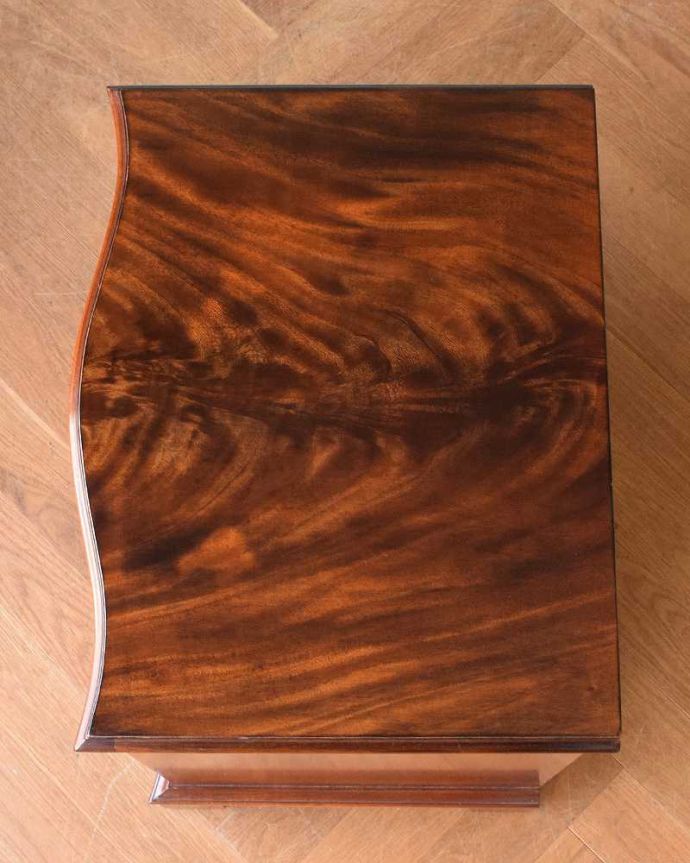 アンティークのチェスト アンティーク家具 高級感のあるアンティーク家具、英国の小さな3段チェスト(ベッドサイドチェスト)。ピカピカに仕上げましたHandleでは修復の時、天板の塗装も一度剥離してキレイに仕上げました。(k-2008-f)