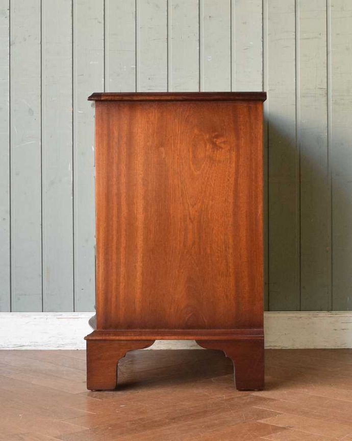 アンティークのチェスト アンティーク家具 高級感のあるアンティーク家具、英国の小さな3段チェスト(ベッドサイドチェスト)。横顔もキレイですどこから見られても絵になるスタイル。(k-2008-f)