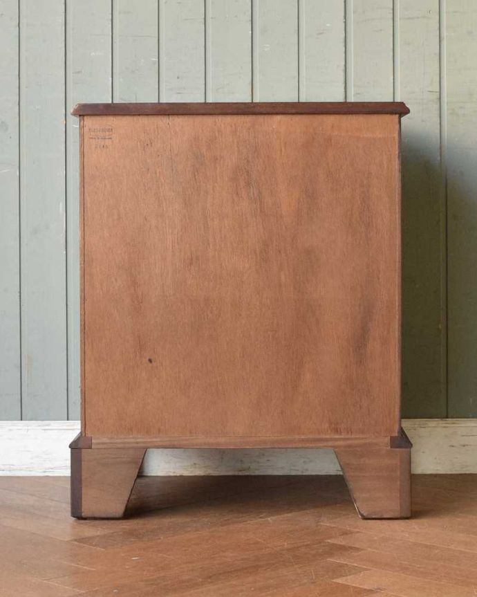 アンティークのチェスト アンティーク家具 高級感のあるアンティーク家具、英国の小さな3段チェスト(ベッドサイドチェスト)。後ろ姿も見て下さいアンティークは新品ではないので、もちろん経年変化によるキズはありますが、専門の職人が修復しました。(k-2008-f)