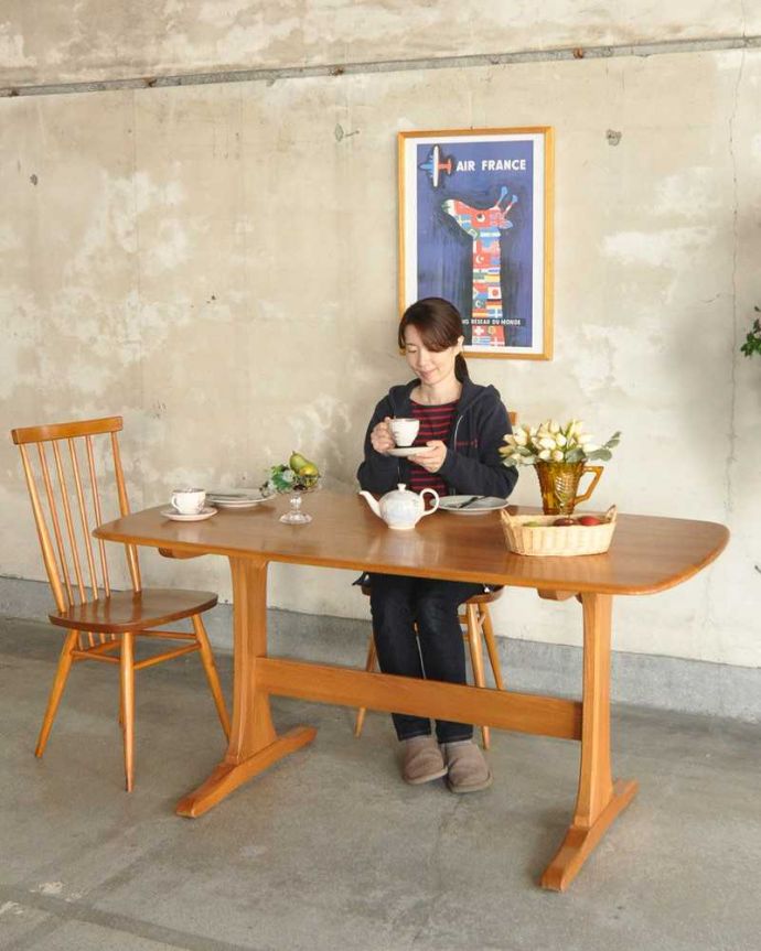 アーコールの家具 アンティーク家具 アーコールのカッコいいビンテージ家具、 ERCOLのダイニングテーブル。スマートなデザインが人気のヴィンテージテーブルシンプルなデザインだから、どんなインテリアにも似合っちゃう所が人気のヒミツ。(k-2009-f)