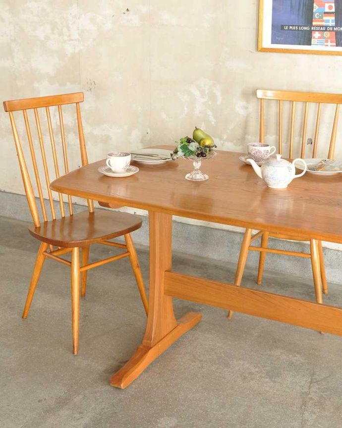 アーコールの家具 アンティーク家具 アーコールのカッコいいビンテージ家具、 ERCOLのダイニングテーブル。スッキリとカッコイイ脚アーコールの家具って、角の落とし方が独特。(k-2009-f)