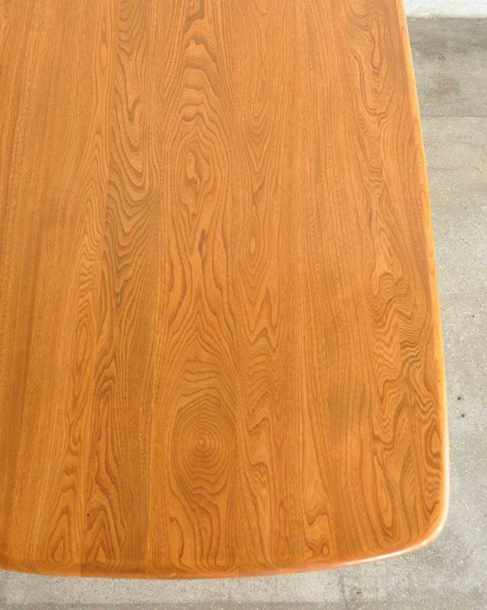 アーコールの家具 アンティーク家具 アーコールのカッコいいビンテージ家具、 ERCOLのダイニングテーブル。近づいてみるとこんな感じです。(k-2009-f)