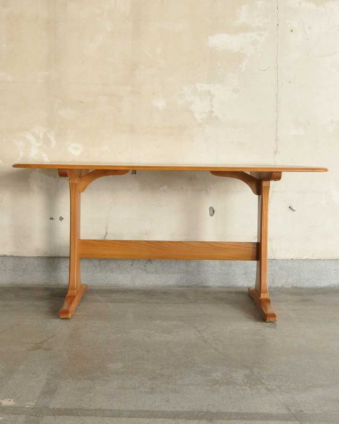 アーコールの家具 アンティーク家具 アーコールのカッコいいビンテージ家具、 ERCOLのダイニングテーブル。真横から見ると・・・サイドから見てみると、こんな感じで美しいです。(k-2009-f)